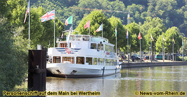 Personenschiff auf dem Main bei Wertheim